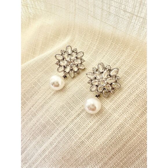 Blooming flower pearl drop dangle earring ￼ - Picture 1 of 5